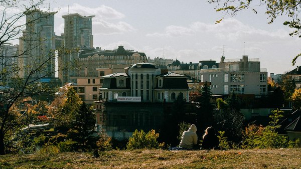Où peut-on séjourner pour des vacances en Corse avec des cours de plongée et des excursions en bateau?